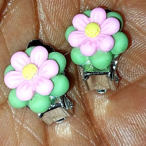 Beautiful girls floral print clip-on earrings for kids - Picture 4 of 4